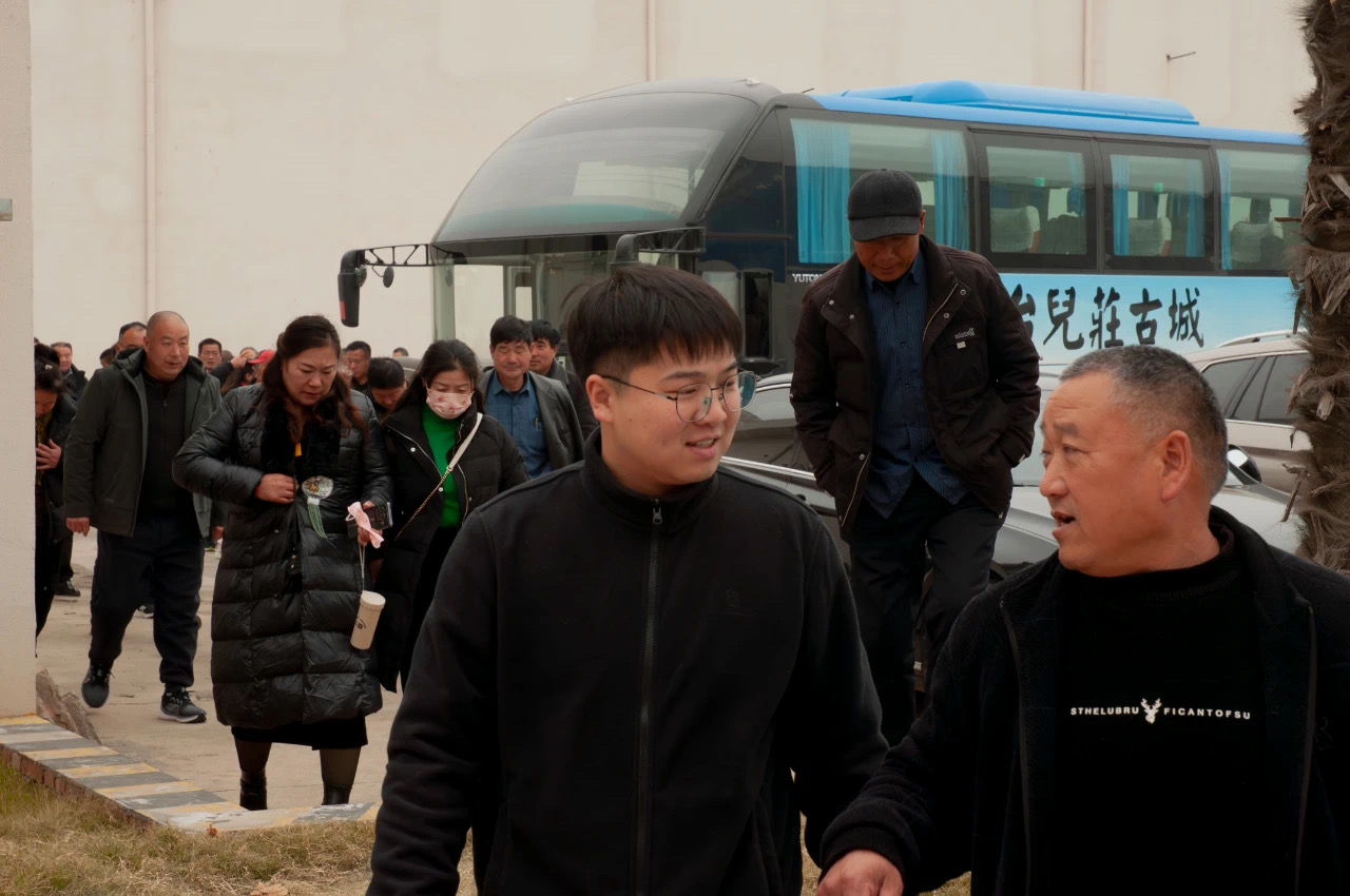 共望未來(lái)，譜合作新篇：福農(nóng)農(nóng)資團(tuán)隊(duì)蒞臨新鄉(xiāng)中電、弗思特進(jìn)行參觀(guān)考察。